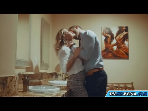 ❤️ وقتی یک بلوند بی تنه شما را در یک دستشویی عمومی اغوا می کند ❤️ ویدیو پورنو در ما fa.doujin-sexy.ru ☑